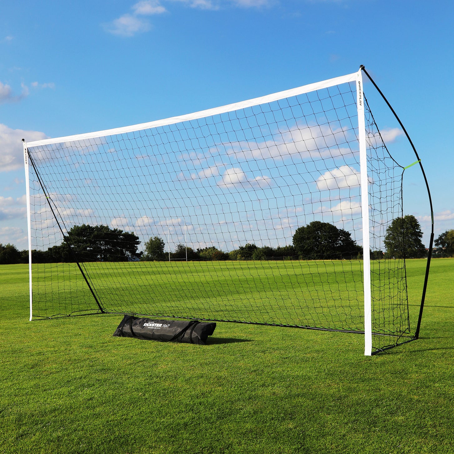 KICKSTER draagbaar voetbaldoel 500 x 200 cm opgezet op een grasveld, met een zwarte KICKSTER tas ervoor.