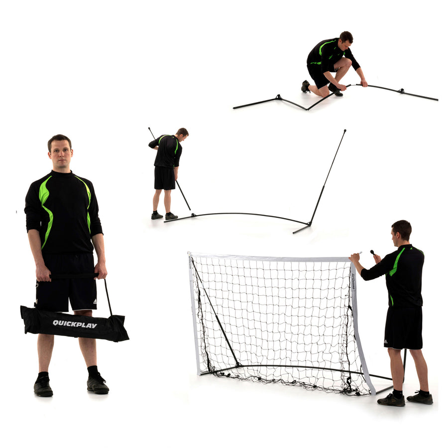 Opbouwstappen van het KICKSTER doel 240 x 150 cm op een witte achtergrond: man houdt een zwarte QUICKPLAY tas vast en bouwt het frame op.
