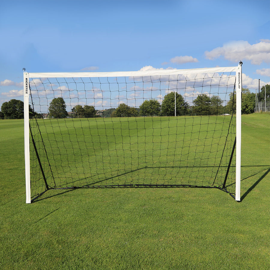 KICKSTER doel 240 x 150 cm recht van voren op een grasveld, witte palen en lat met een zwart net.