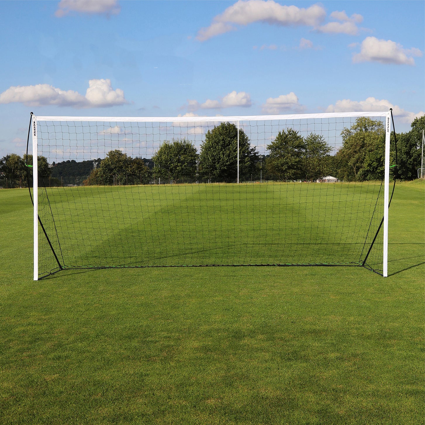 KICKSTER draagbaar voetbaldoel 500 x 200 cm recht van voren, op een grasveld onder een blauwe lucht.