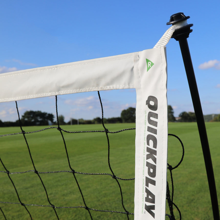 Close-up van de witte paalhoes met QUICKPLAY logo, het zwarte net en de zwarte framestang van het KICKSTER doel 500 x 200 cm.