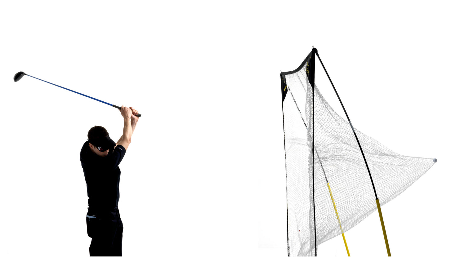 Golfer zwaait een driver naast het QUICK-HIT golfnet, met een bal die het net uitrekt, op een witte achtergrond.