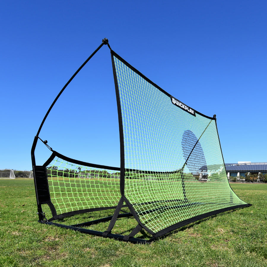 TEKKERS Trainer voetbalrebounder met dubbel net op het gras, met het grote groene net met een donkere doelcirkel en het onderste net.