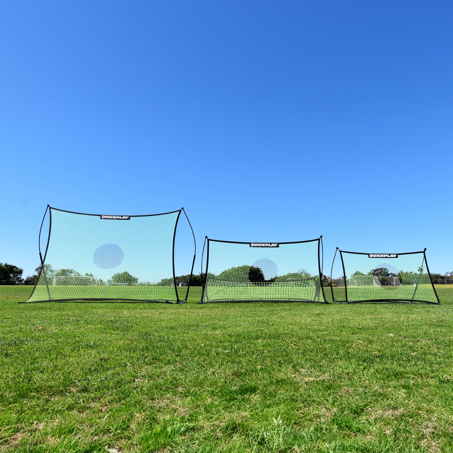 TEKKERS Trainer: drie groene netrebounders met QUICKPLAY banners in verschillende maten, naast elkaar op het gras.